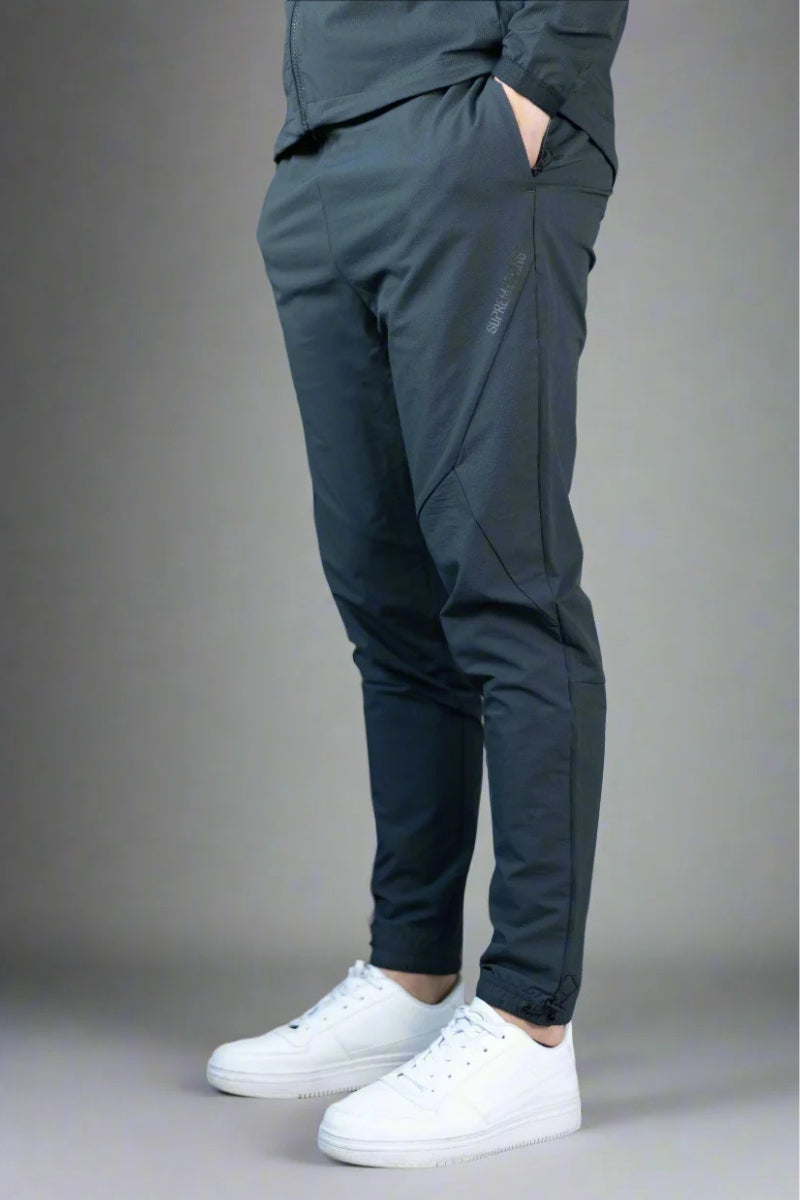 Streetwear active jogger with seam detailing.